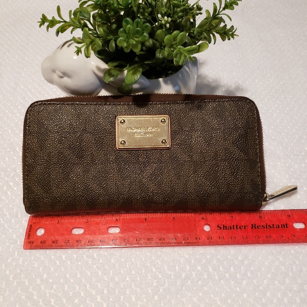 Michael Kors Jet Set Zip Around Continental Wallet